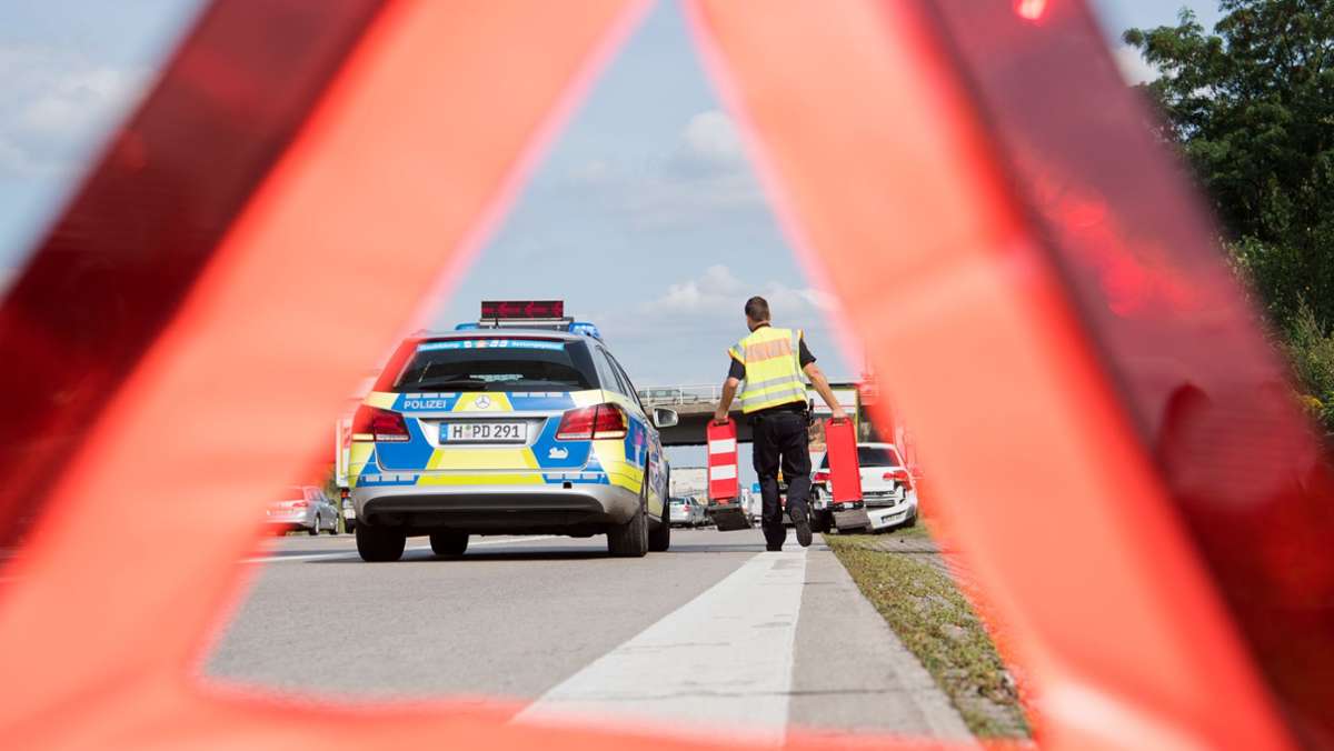 Autobahndreieck Leonberg: Fünf Fahrzeuge in Unfall verwickelt –  drei Personen verletzt