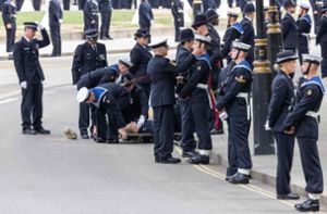 Polizist bricht vor Queen-Beerdigung zusammen