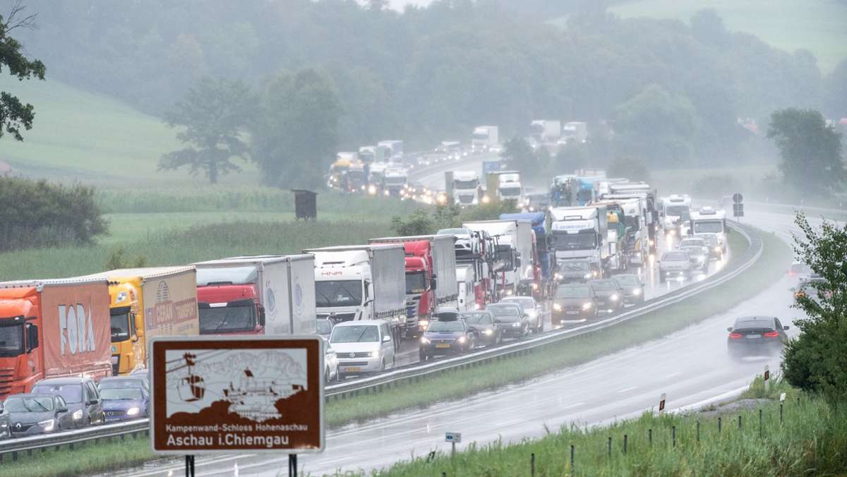 Autobahn 8 in Bayern: Starkregen führt zu Straßenchaos und Autobahnsperrung
