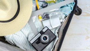 Gadgets, die den Urlaub angenehmer gestalten, wie etwa eine Powerbank, sollten unbedingt mit in den Koffer.