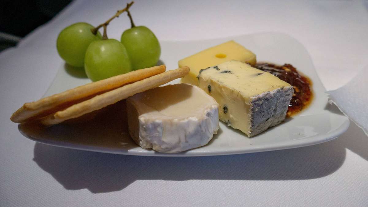 Haltbarkeit von Lebensmitteln: Was tun mit schimmelndem Käse?
