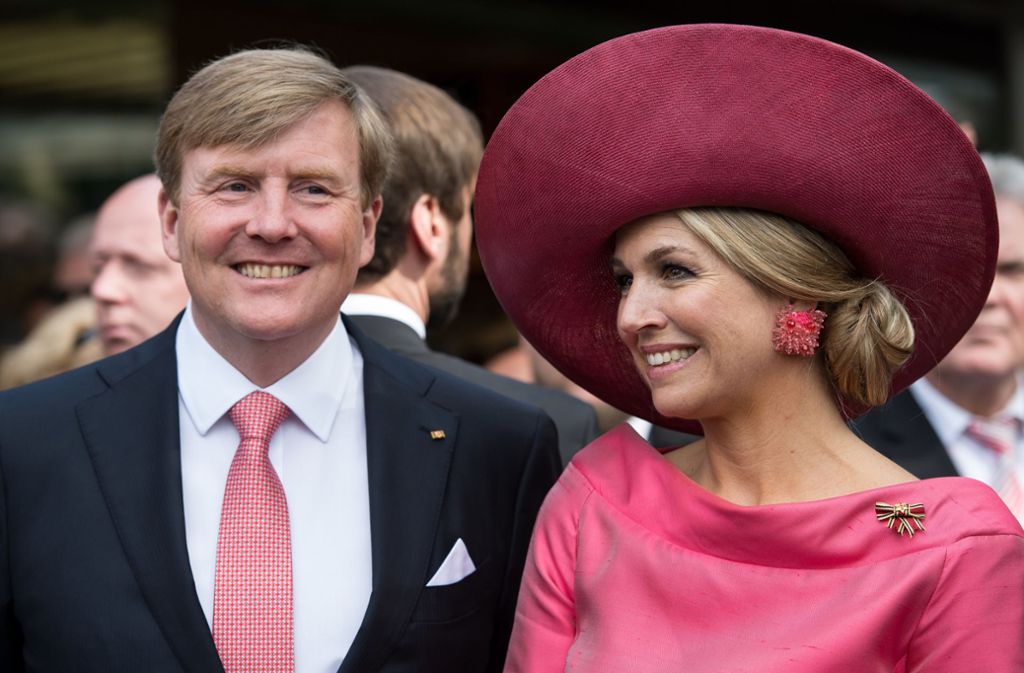 Königin Máxima und König Willem-Alexander der Niederlande besuchen 2016 unter anderem München und nehmen auf dem Viktualienmarkt ein Bad in der begeisterten Menge. Máxima beeindruckte in einem pinkfarbenen Kostüm und farblich passender Kopfbedeckung. Kurzum: Sie hat ein Faible für opulente Kopfbedeckungen.