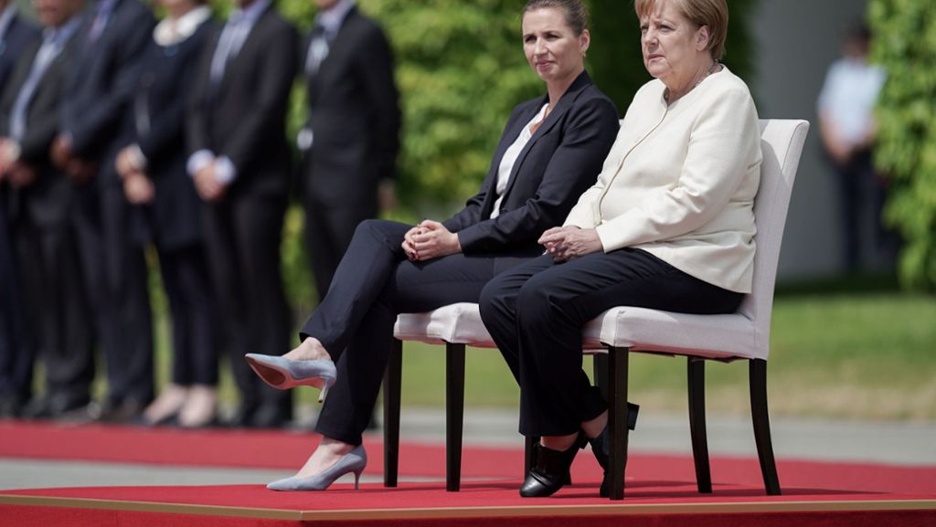 Angela Merkel: Kanzlerin absolviert Begrüßung nach Zitteranfällen teilweise im Sitzen