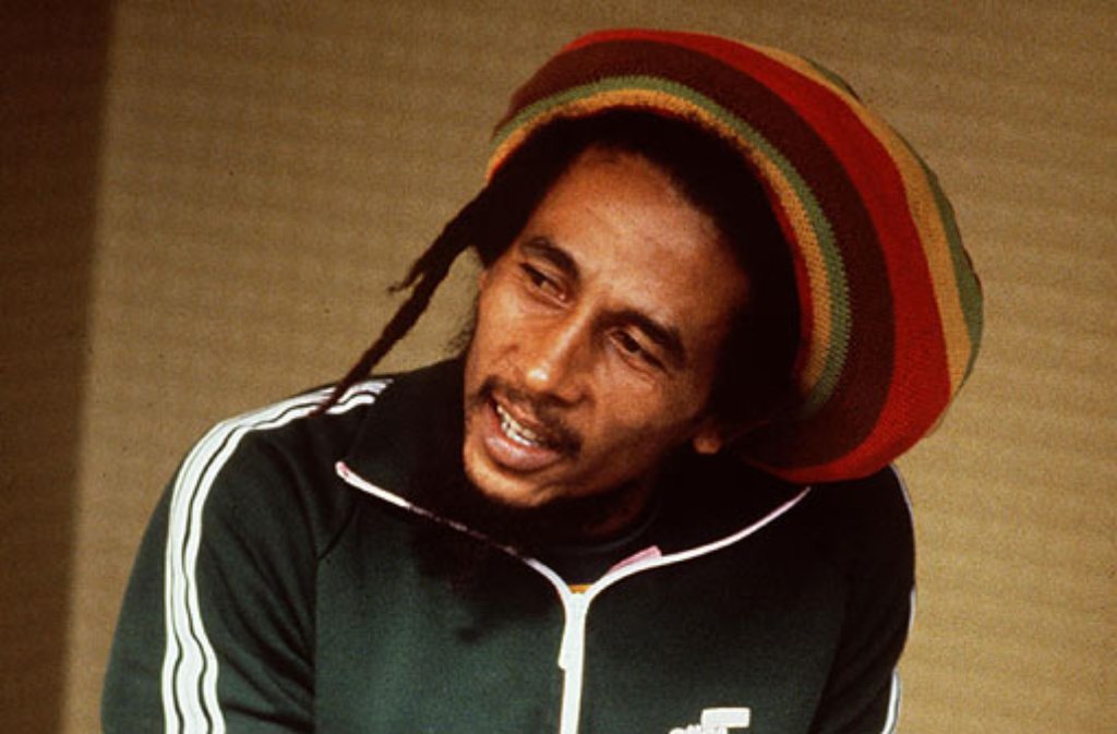 Im kleinen jamaikanischen Ort Nine Miles wird Robert Nesta Marley am 6. Februar 1945 geboren. Sein Vater ist ein britischer Offizier, seine Mutter eine Jamaikanerin. Obwohl es ihn zur Musik zieht, arbeitet Bob jahrelang als Fahrradmechaniker.