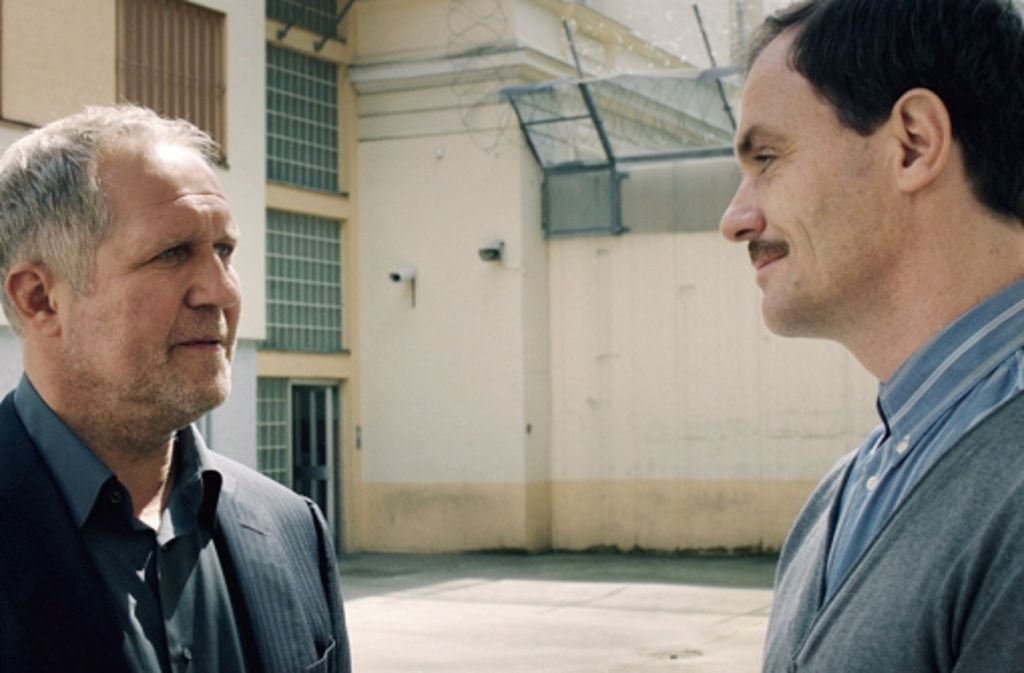 Moritz Eisner besucht Peter Wendler (Anian Zollner, r.) im Gefängnis.