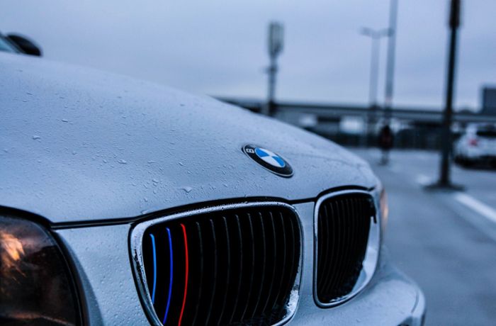 Unbekannter klaut BMW vom Straßenrand