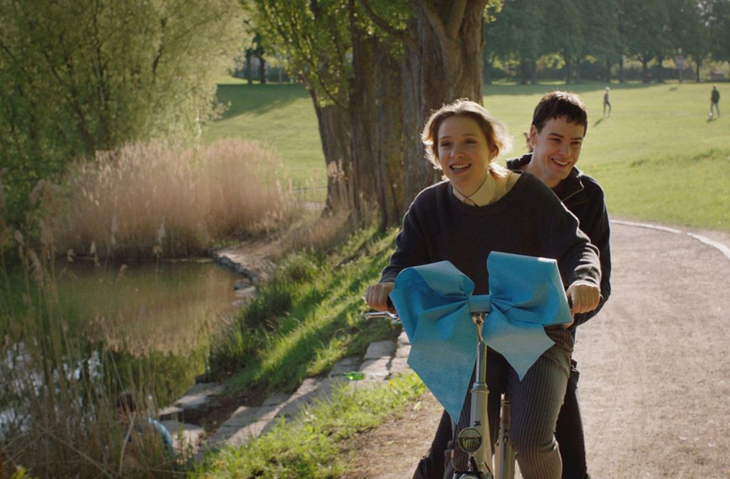 Damian (Thomas Prenn) hat seiner Freundin Mia (Lena Klenke) überraschend ein Fahrrad geschenkt.
