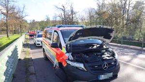 Unfall in Stuttgart-West: Notarztwagen prallt in VW – ein Leichtverletzter und hoher Schaden