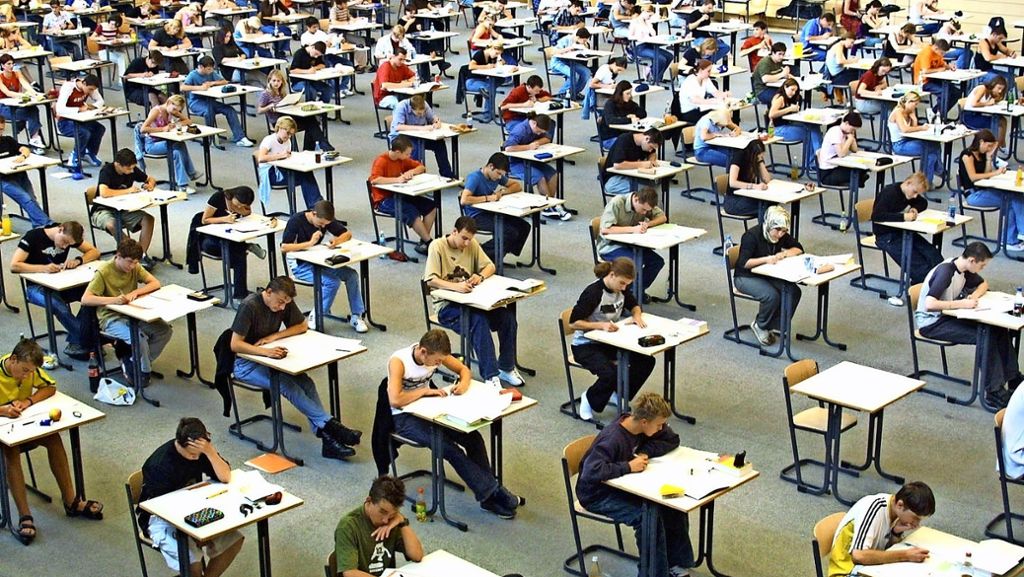 Realschulabschluss: Schüler arrangieren sich mit Prüfungspanne