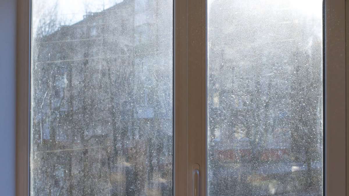 Alternative zu Glasreinigern gesucht? Mit diesen 5 Hausmitteln entfernen Sie Kalkflecken von den Fenstern.