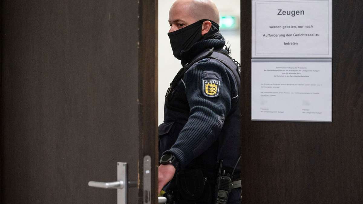  Zwei junge Männer stehen wegen versuchten Totschlags vor Gericht, weil sie in der Stuttgarter Krawallnacht im Juni 2020 einem 24-Jährigen gegen den Kopf getreten haben sollen. 