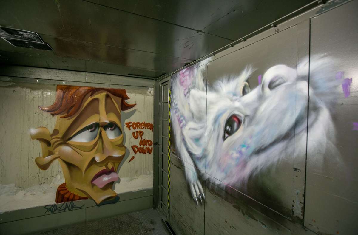 Das Kunstwerk im Aufzug stammt aus der Dose von Jack Lack, er hat auch die Frauengestalt an der Stirnseite der Halle gemalt.
