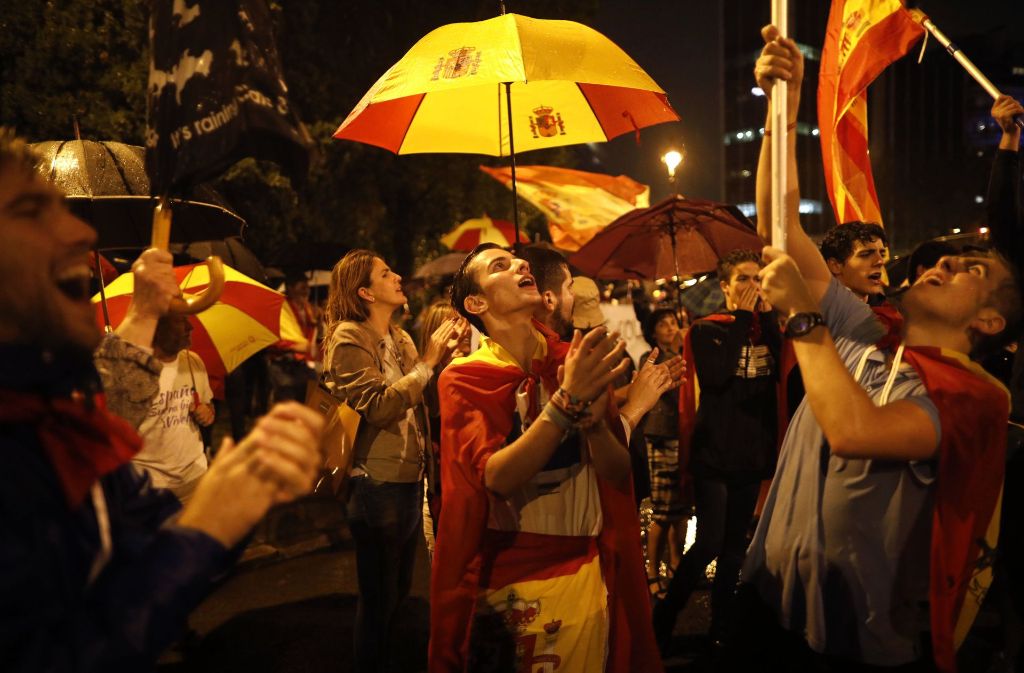 Menschen protestieren in Barcelona gegen die Unabhängigkeit Kataloniens. Foto: AP