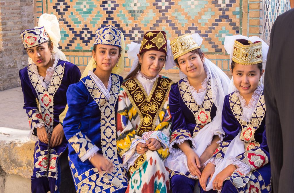 Mädchen in Tracht bei einem Straßenfest in Buchara in Usbekistan