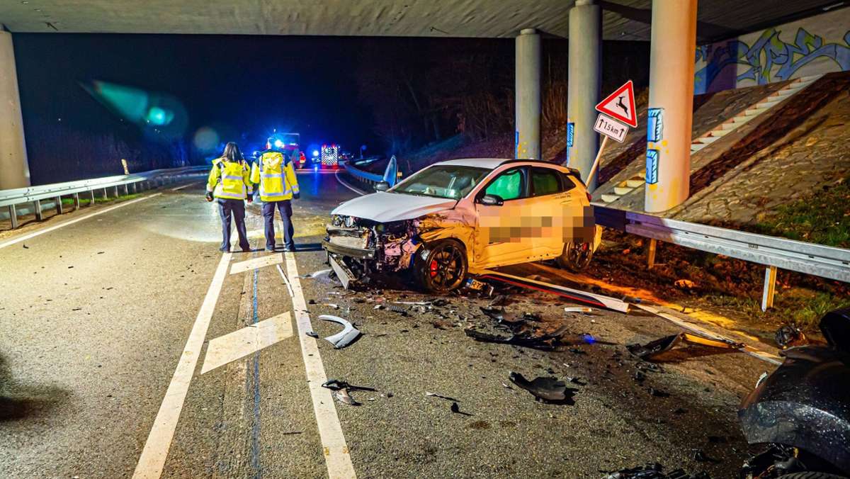 B312 bei Metzingen: Raser-Unfall fordert drei Schwerverletzte