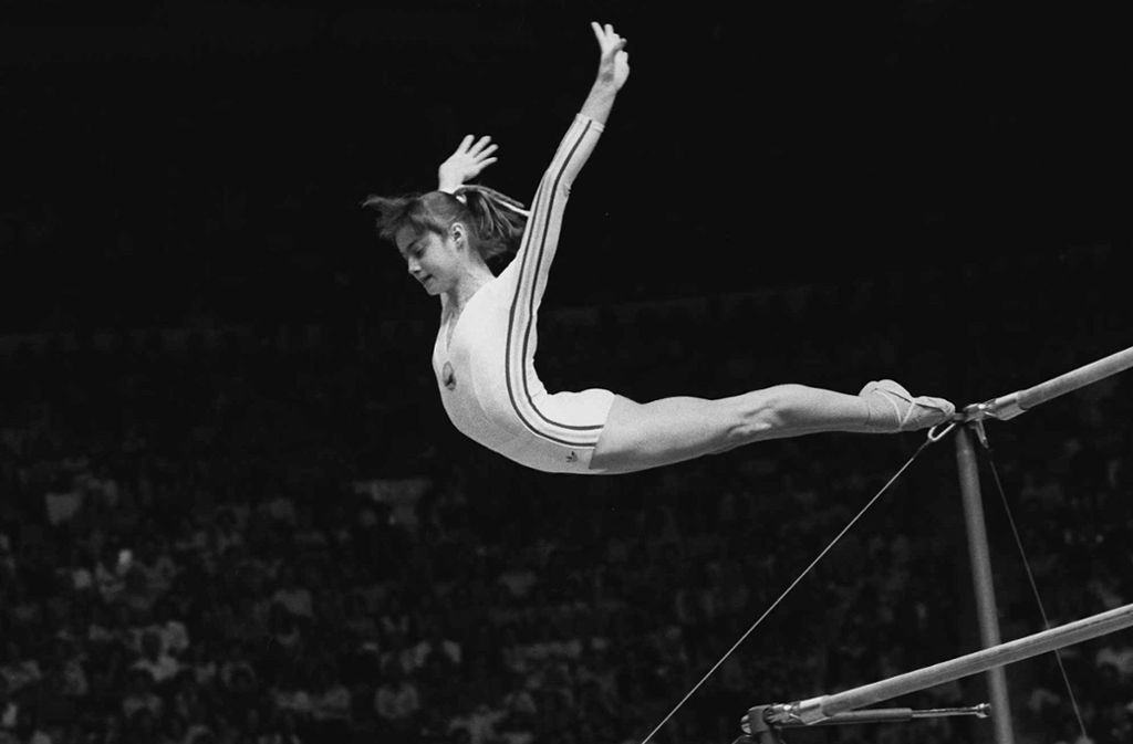 Nadia Comaneci: Es gibt nicht wenige die behaupten, die Zeitrechnung im olympischen Turnen gehöre in die Zeit vor und nach Nadia Comaneci eingeteilt. Die mittlerweile 57-jährige Rumänin ist Trägerin des Olympischen Ordens und gewann bei den Olympischen Spielen 1976 und 1980 insgesamt fünf Gold-, drei Silber- und eine Bronzemedaille. Berühmt ist sie bis heute für ihre Performance als 14-Jährige, als sie am Stufenbarren die erste 10.0 Punkte-Wertung zugesprochen bekam.