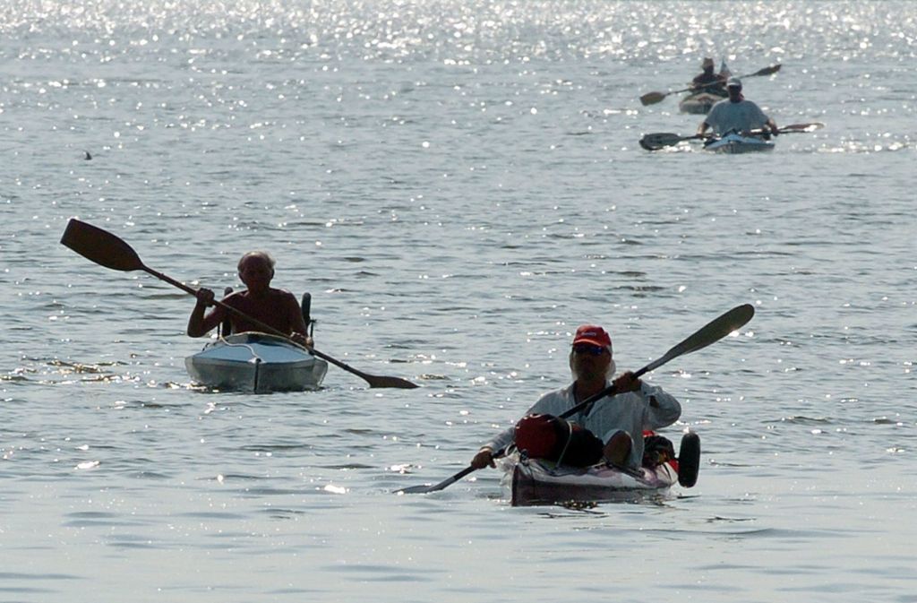 Die Wassersportler waren am Samstag teils mit Kajaks, Segel- oder Elektrobooten und Stand-Up-Boards auf dem See. (Symbolbild) Foto: dpa/Armin Weigel