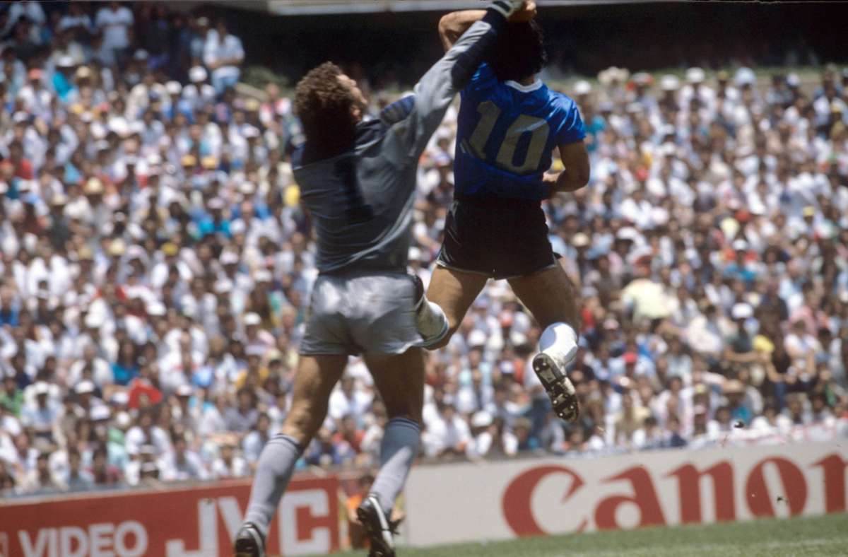 Bei der WM 1986 offenbarte sich aber auch, wie nah bei Maradona Genie und Wahnsinn liegen. Diese Szene ist Fußballgeschichte: Maradona erzielt das Tor mit der „Hand Gottes“ gegen den englischen Tormann Peter Shilton.