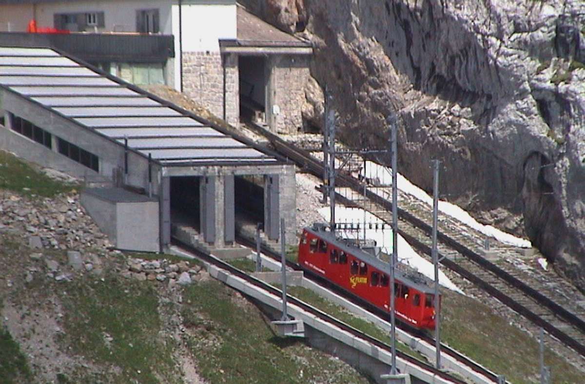 Schweiz: Die Pilatusbahn ist eine Zahnradbahn in der Schweiz und die weltweit steilste ihrer Art. Die Bahn fährt auf einer 4,618 Kilometer langen Schmalspurstrecke und überwindet eine Höhendifferenz von 1635 Meter. Die Strecke wurde am 4. Juni 1889 eröffnet. Auf dem Bild ist die Pilatus-Bahn bei der Einfahrt in die Bergstation zu sehen.