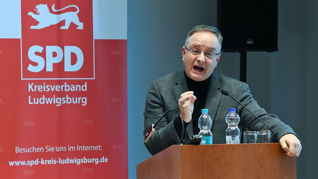  Die Duale Hochschule beschert der grünen Wissenschaftsministerin Bauer neuen Ärger: SPD und Studierende rügen ihre Erklärung zum geringen Stellenwert der Forschung, die FDP hakt mit einer Anfrage im Landtag nach. 