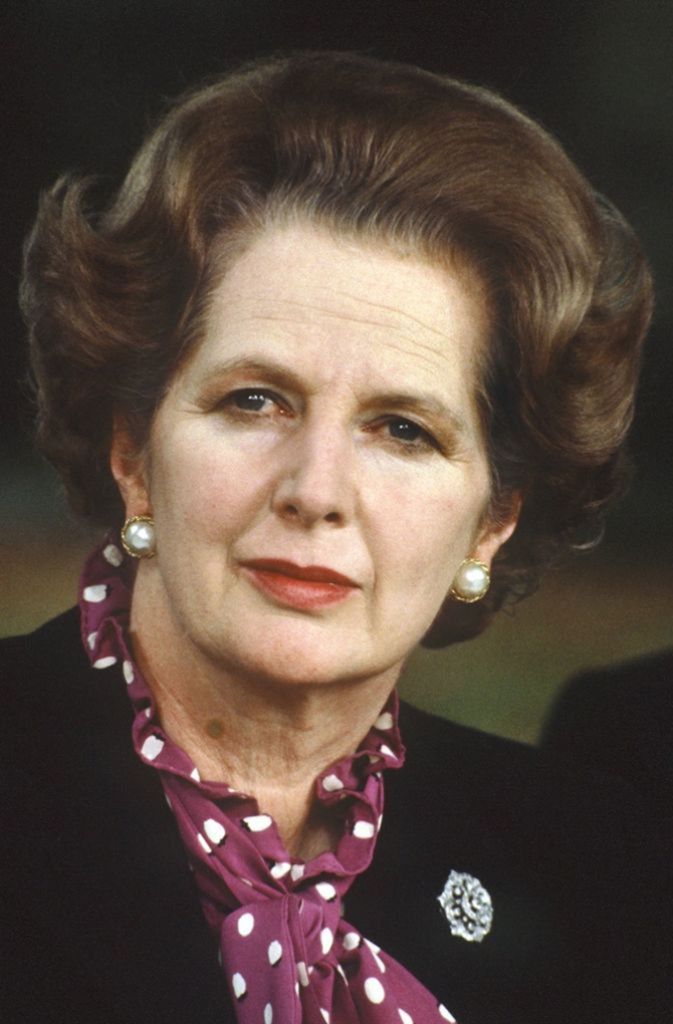 Die Anführerin: Der Haarspray-Wahnsinn von Margaret Thatcher (1925–2013), Britanniens Premierministerin von 1979 bis 1990 (die mit der Tasche), ist Inbegriff der femininen politisch-haarigen Beton-Frisur.