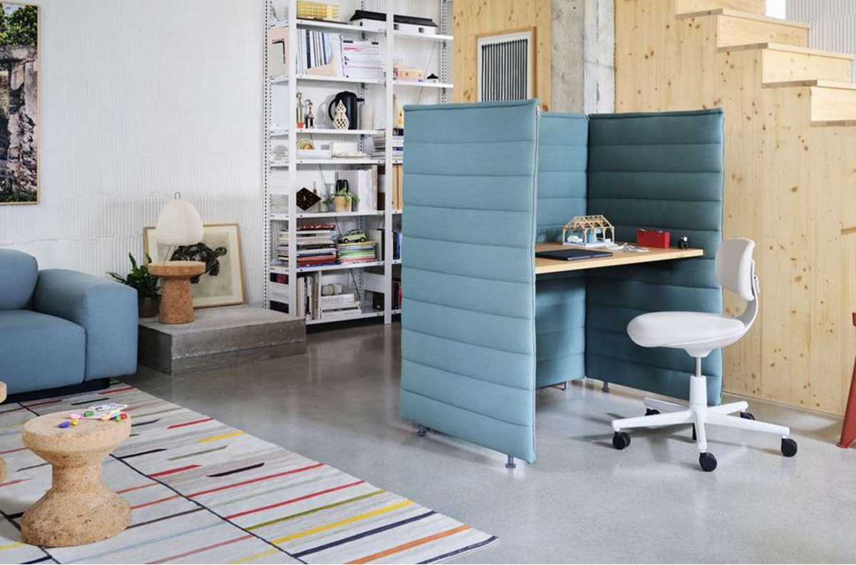 Fehlt ein extra Arbeitszimmer in der Wohnung, bieten Raum-in-Raum-Lösungen wie der „Alcove Plus Desk“ von Vitra Möglichkeiten zum Rückzug. Der touch-down-Arbeitsplatz ist visuell und akustisch abgeschirmt und daher fürs fokussierte Arbeiten perfekt.  Foto: Vitra
