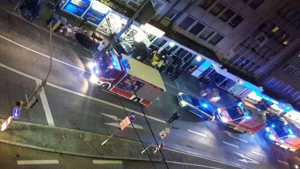 Unfall in Pforzheim: 3er-BMW kracht in Dönerladen