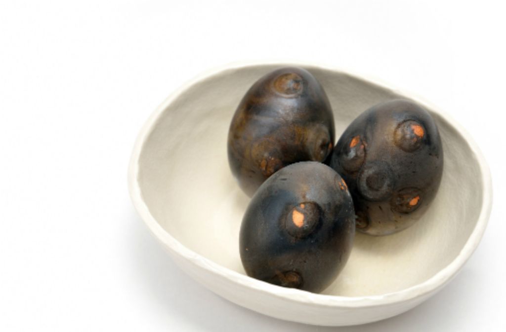 Onsen Eier, auch schwarze Eier genannt, kommen aus Japan und garen dort in Quellen bei konstanten Temperaturen.  Foto: Shutterstock