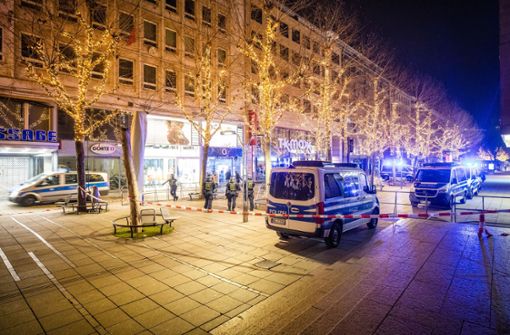Polizeipräsenz und Absperrungen in der Stuttgarter Innenstadt Foto: dpa/Christoph Schmidt