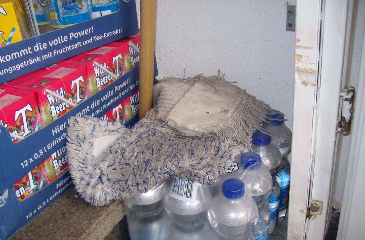 Und hier liegt ein Wischmob, mit dem der Boden saubergemacht wird, auf Getränkeflaschen.