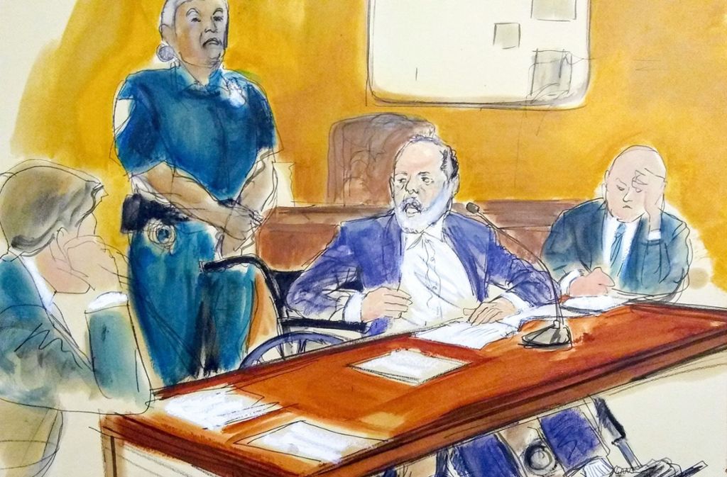 Die Gerichtssaal-Skizze stellt Harvey Weinstein (Mitte) dar während er vor seinen Opfern seine Urteilsaussage macht.