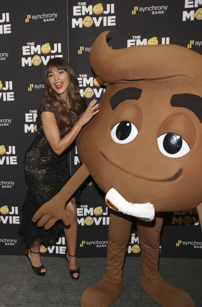 Einige Emojis waren auch als Maskottchen auf der Premiere zu sehen: Sofía Vergara hatte Spaß mit „Poop“,...
