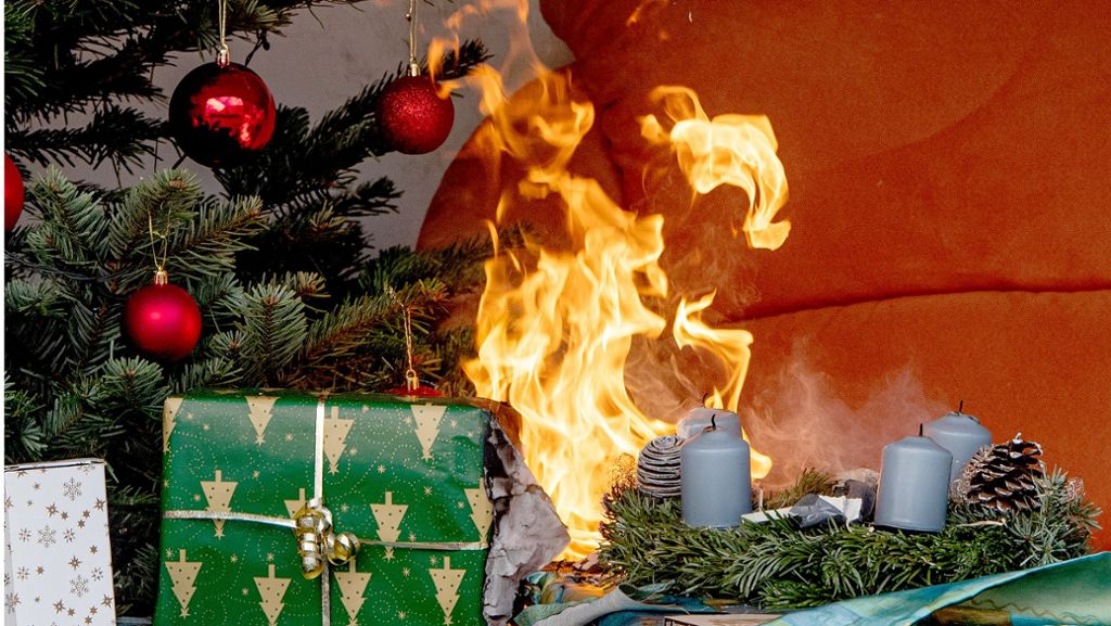  Gerade in der Zeit um Weihnachten sind Kerzen beliebt. Sie erzeugen warmes Licht und machen den Raum gemütlicher. In einer Ingersheimer Wohnung hat sich nun die gefährliche Seite der Lichtspender gezeigt: Sie lösten vermutlich einen Schwelbrand aus. 