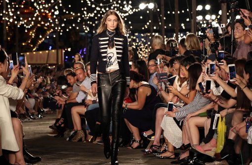 Das Model Gigi Hadid ist derzeit eines der gefragtesten Models. Auf dem Foto läuft sie für Tommy Hilfiger während der aktuellen Fashion Show in New York. Foto: AFP