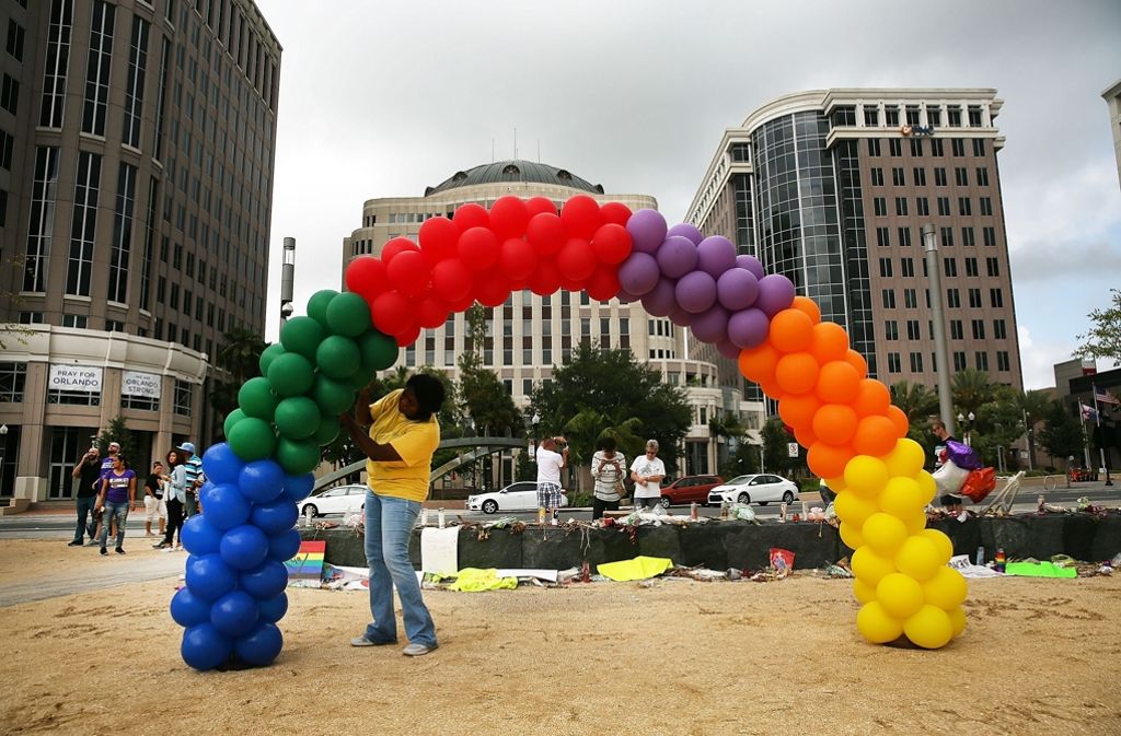 Ein künstlicher Regenbogen als Zeichen der Solidarität mit den Opfern. Der Anschlag galt vornehmlich Homosexuellen.