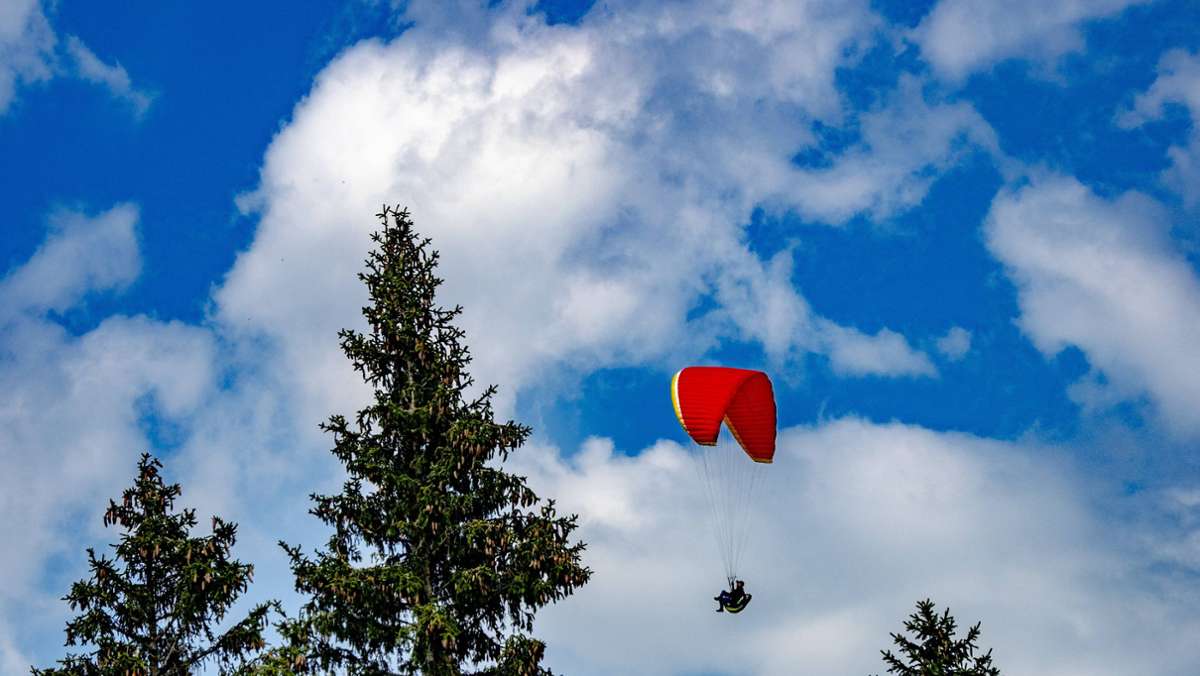 Gingen im Kreis Göppingen: Bergwacht rettet Gleitschirmflieger von Baum