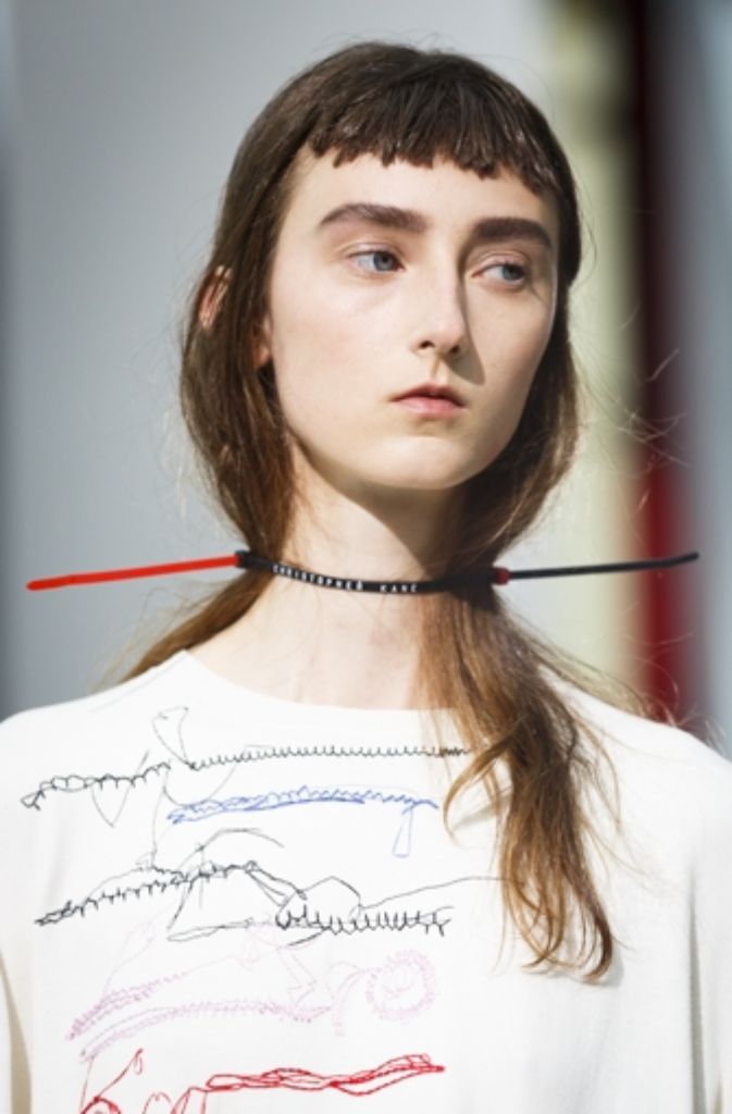 Statt modisch auffälliger Accessoires setzte der britische Designer Christopher Kane bei seiner Show auf bunte Kabelbinder am Hals seiner Models – warum eigentlich nicht?!