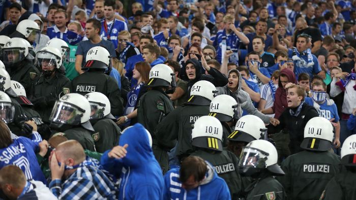 Schalke-Fans liefern sich Auseinandersetzung mit Polizei