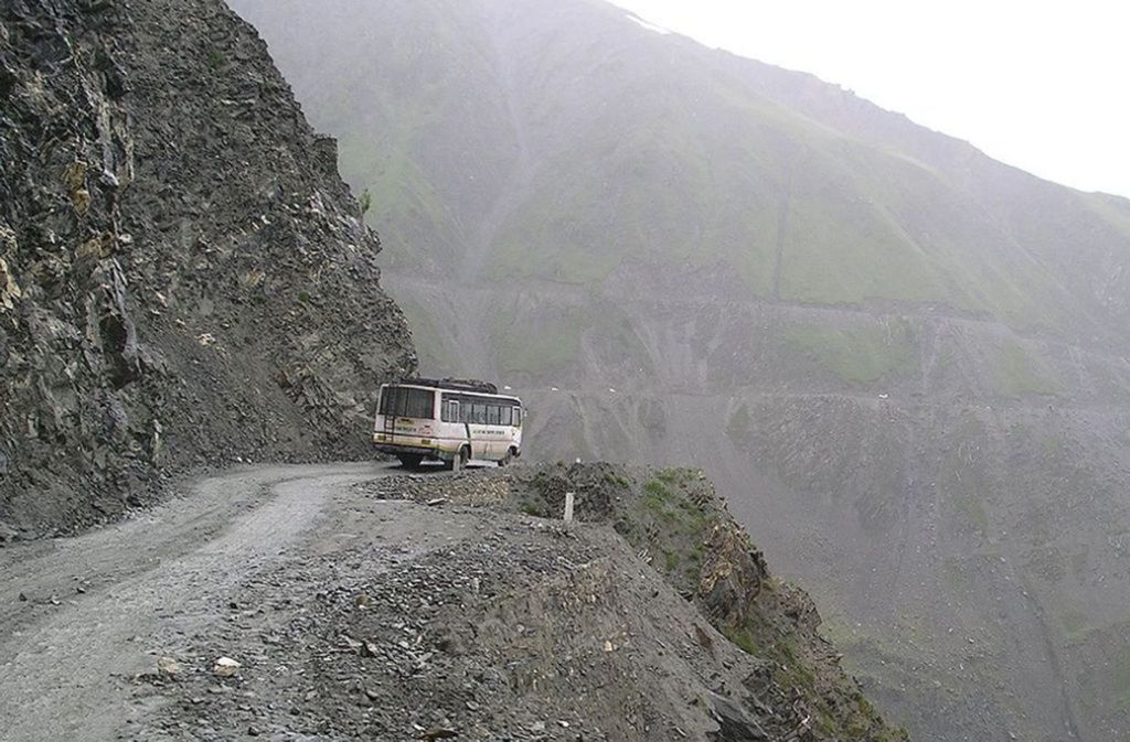 Srinagar-Leh-Highway (Indien): Der National Highway 1D ist auch als Srinagar-Leh-Highway bekannt. Die höchsten Punkte der 422 Kilometer langen Straße in Nordindien sind der Fotu La Pass (4108 Meter), der Namika La Pass (3700 Meter) und der Zoji La (3.528 Meter).