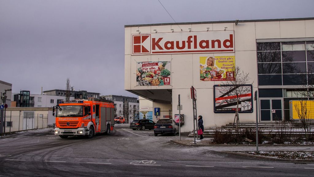 Stuttgart-Möhringen: Kaufland wegen Fahrzeugbrands evakuiert