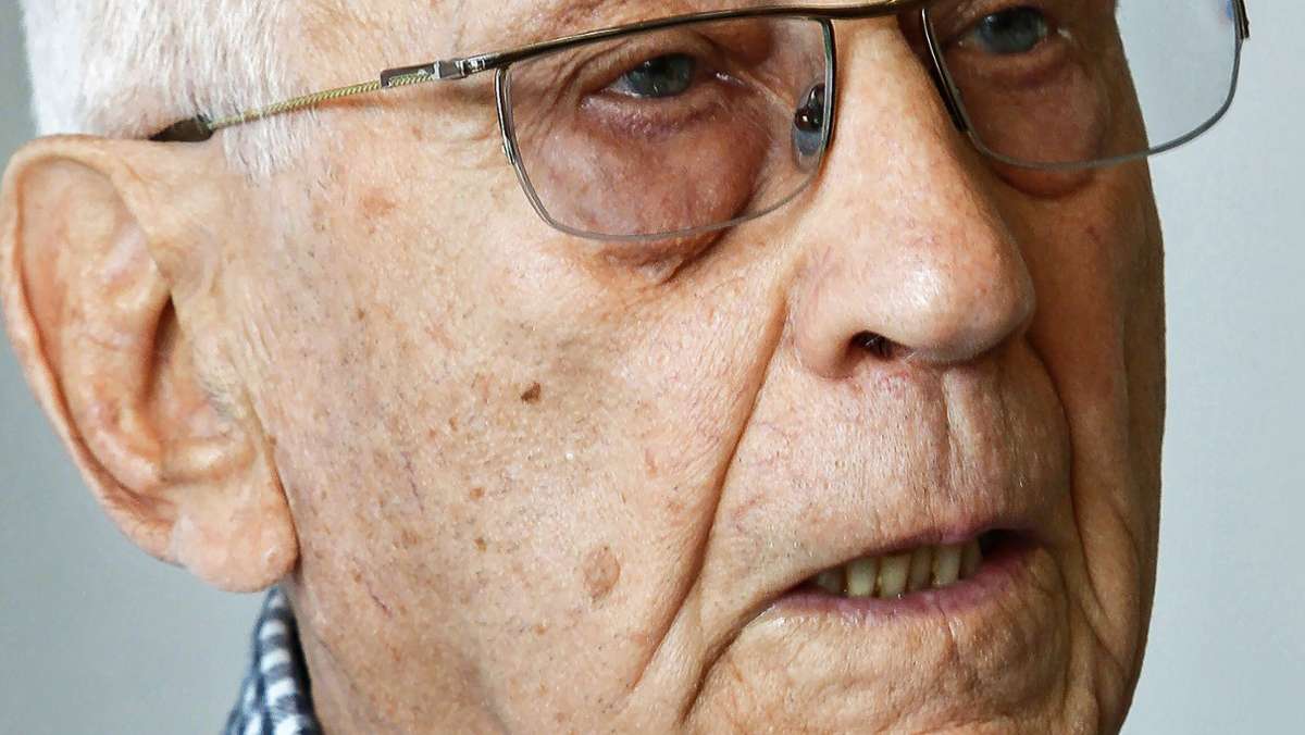  Er überlebte das jüdische Ghetto von Radom, wo seine Eltern starben. Er überlebte Auschwitz. Er überlebte das Vaihinger Lager Wiesengrund und die unmenschlichen Zustände in der KZ-Außenstelle Unterriexingen. Heute ist Izhak Akerman 93 Jahre alt. 