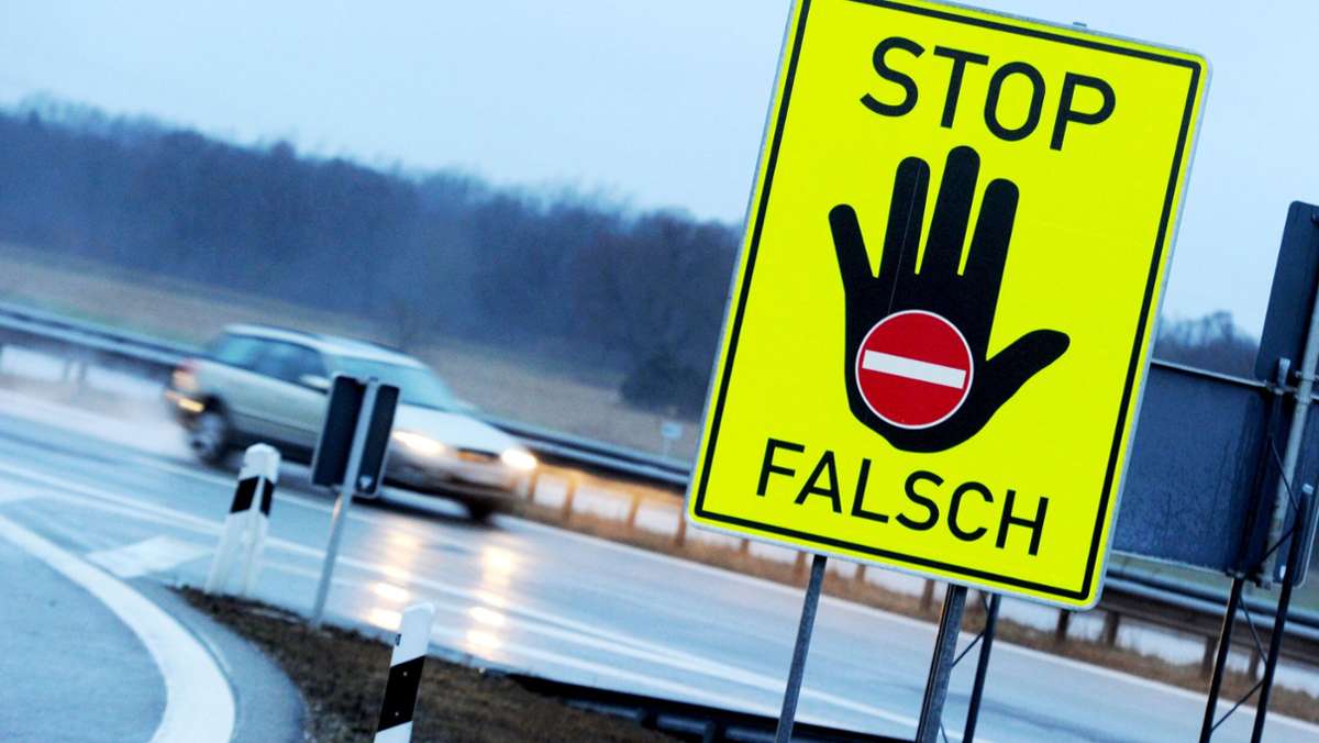 Ein Falschfahrer hat auf der B 27 bei Leinfelden-Echterdingen möglicherweise mehrere, jedoch zumindest drei Fahrzeuge gefährdet, bevor er an einer Ausfahrt von der Bundesstraße abfuhr. Die Polizei bittet Zeugen und weitere Geschädigte um Hinweise. 