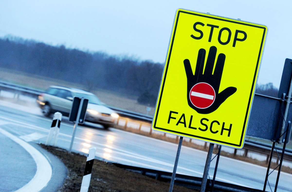 Ein Falschfahrer hat auf der B 27 bei Leinfelden-Echterdingen mehrere Verkehrsteilnehmer gefährdet. (Symbolfoto) Foto: dpa/Tobias Hase