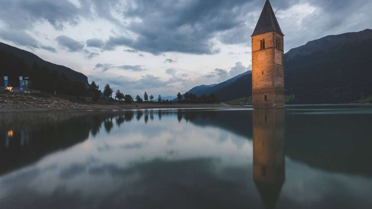  Den Reschensee in Südtirol kennen viele wegen des Kirchturms der versunkenen Kirche St. Katharina, der aus dem Wasser ragt. Reschen und Graun wurden 1950 geflutet – jetzt tauchen sie für kurze Zeit wieder auf. 