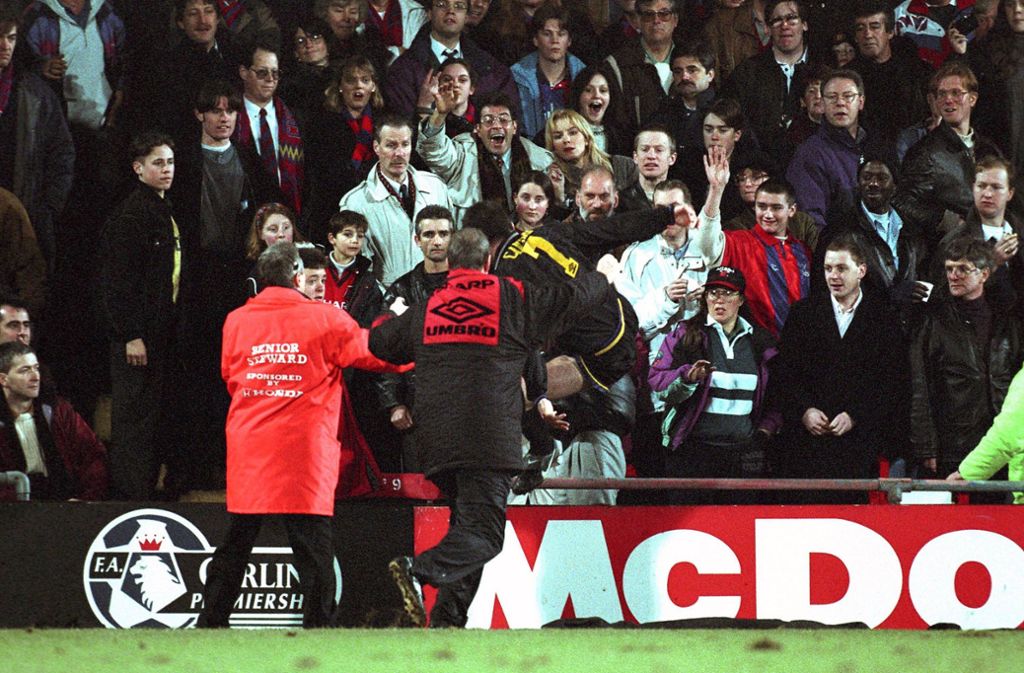 Am 25. Januar 1995, in der englischen Premier League, trifft Manchester United auf Crystal Palace. Nach 48 Minuten fliegt ManU-Star Eric Cantona vom Platz – der Mann, der als Enfant terrible bestens bekannt ist. Der Franzose stapft vom Feld und wird wüst beschimpft. Dann springt er mit einem Kung-Fu-Tritt in die Menge und schlägt auf einen Zuschauer ein, der angeblich Cantonas Herkunft und Mutter beleidigt hat. Cantona kommt knapp an einer zweiwöchigen Gefängnisstrafe vorbei, wird zu 120 Sozialstunden verdonnert und acht Monate gesperrt. „Ich hätte ihn härter treten sollen“, sagt Cantona vor drei Jahren in einem Interview.