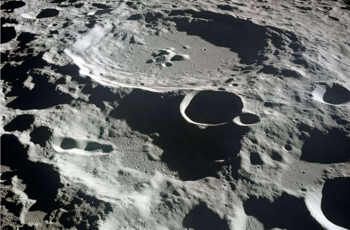 Diese Aufnahme von Apollo 11 vom Juli 1969 – des ersten bemannten Flugs mit Landung auf dem Erdtrabanten – zeigt die von Kratern übersäte Mondoberfläche, die allesamt durch die Einschläge von kleinen Körpern im Sonnensystem herrühren.