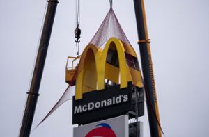 Kran sichert marodes McDonald's-Schild mit großem Netz