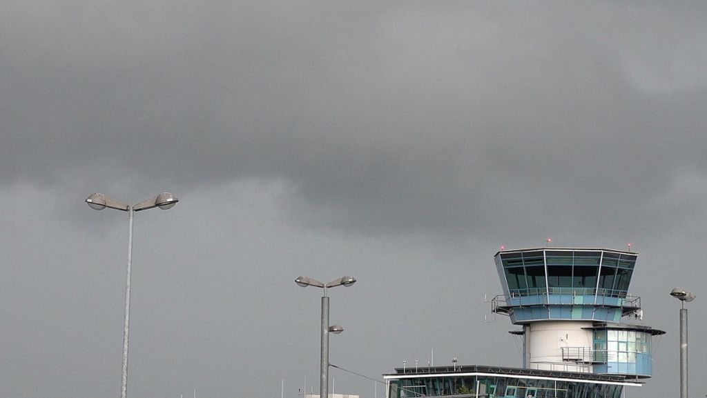 Gewitter über Stuttgart: Gewitter setzt Passagiere in Flugzeugen fest