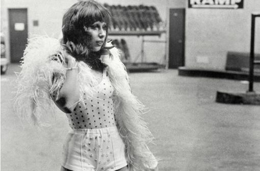 Eine junge Frau, die 1974 im New Yorker Madison Square Garden auf die Rolling Stones wartet Foto: imago/UIG