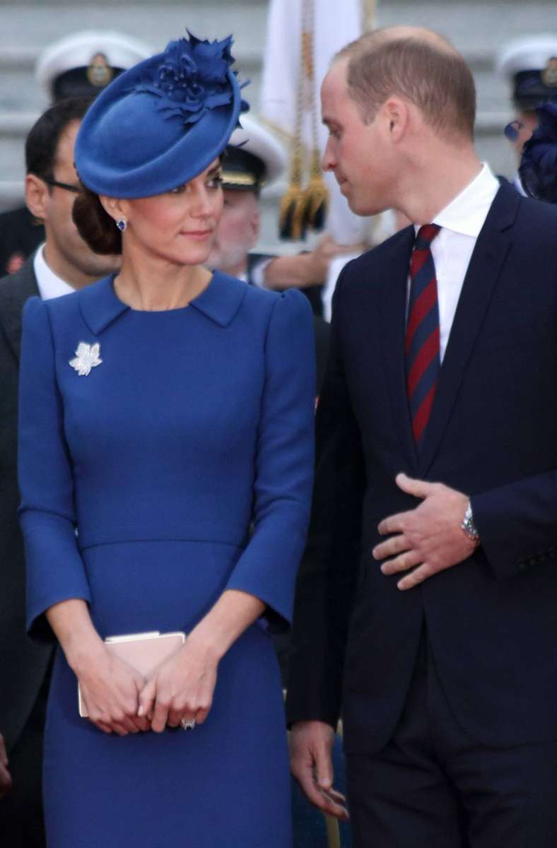 2016: Blau (wenn auch eine Schattierung gedämpfter) und schräges Hütchen – Herzogin Kates Outfit für ihre Ankunft in Kanada.